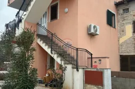 Tar, kuća sa četiri apartmana, Poreč, Haus