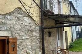 Tar, kuća sa četiri apartmana, Poreč, بيت