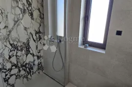 Luksuzan penthouse s krovnom terasom i pogledom na more, Zadar, Flat