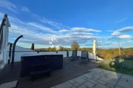 PRIZEMNICA S PANORAMSKIM POGLEDOM I VELIKOM OKUĆNICOM, Motovun, Haus