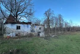 LIPE PRODAJE SE GRAĐEVINSKO ZEMLJIŠTE SA POSTOJEĆIM OBJEKTOM, Gospić, Arazi