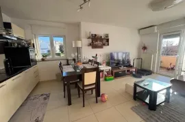 Zamet dvosoban stan s garažom, Rijeka, Flat