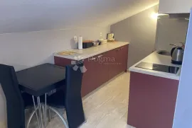 Kuća prvi red do mora, 3 stambene jedinice + studio apartman, Rogoznica, Maison