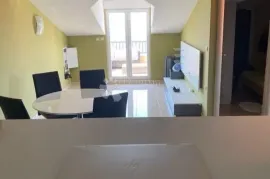 Kuća prvi red do mora, 3 stambene jedinice + studio apartman, Rogoznica, Дом