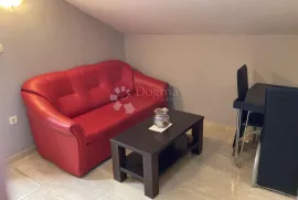 Kuća prvi red do mora, 3 stambene jedinice + studio apartman, Rogoznica, Maison