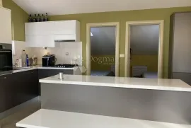 Kuća prvi red do mora, 3 stambene jedinice + studio apartman, Rogoznica, Maison