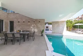 Prestigious Seaside Villa with Pool, Panoramic Views, and Modern Elegance on Čiovo, Trogir, Haus