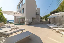 Prestigious Seaside Villa with Pool, Panoramic Views, and Modern Elegance on Čiovo, Trogir, Haus