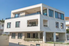 Prestigious Seaside Villa with Pool, Panoramic Views, and Modern Elegance on Čiovo, Trogir, Haus