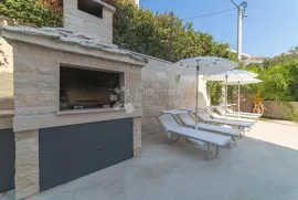 Prestigious Seaside Villa with Pool, Panoramic Views, and Modern Elegance on Čiovo, Trogir, Haus