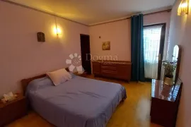 Prostrana Kuća s Dva Apartmana u Mirnom Okruženju Blizu Brtonigle, Brtonigla, بيت