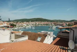 TRIBUNJ - PREDIVNA KAMENA VILLA U STAROJ JEZGRI, Vodice, Casa