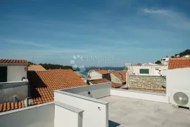 TRIBUNJ - PREDIVNA KAMENA VILLA U STAROJ JEZGRI, Vodice, Casa