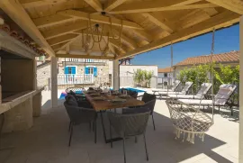 TRIBUNJ - PREKRASNA KAMENA VILLA SA BAZENOM, Vodice, Kuća