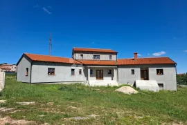 Villa u Rovinjskom Selu, ROH BAU 550 m2, sa okućnicom od 3521 m2, Rovinj, Haus