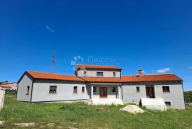 Villa u Rovinjskom Selu, ROH BAU 550 m2, sa okućnicom od 3521 m2, Rovinj, Haus