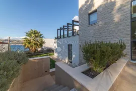 Exclusive Seafront Villa with Panoramic Views and Private Wellness Oasis on Čiovo Island, Trogir, بيت