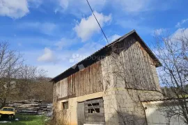 OTOČAC-Kuća za renovaciju sa zemljištem (12380 m2), Otočac, Haus