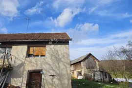 OTOČAC-Kuća za renovaciju sa zemljištem (12380 m2), Otočac, Haus