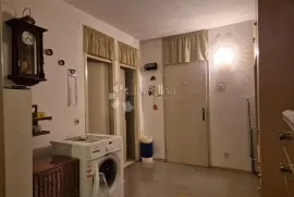 Ekskluzivno u Dogmi! Obiteljski stan s potencijalom, Pula, Appartement