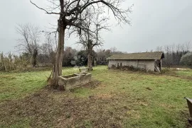 Građevinsko zemljište Materada, 1029m2 , sa izgrađenom garažom i pomoćnim građevinama, Umag, Arazi