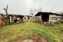 Građevinsko zemljište Materada, 1029m2 , sa izgrađenom garažom i pomoćnim građevinama, Umag, Arazi