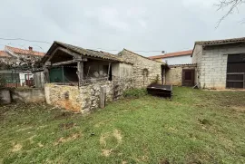 Građevinsko zemljište Materada, 1029m2 , sa izgrađenom garažom i pomoćnim građevinama, Umag, Arazi