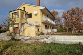 KUĆA SA 2 STANA  i bazenom u izgradnji ,mirna lokacija , okolica LABINA, Labin, House