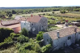 Kamena starina sa građevinskim terenom, Višnjan, Maison