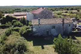 Kamena starina sa građevinskim terenom, Višnjan, Maison