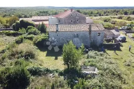 Kamena starina sa građevinskim terenom, Višnjan, Maison