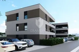 Stan sa dvorištem na traženoj lokaciji, Pula, Pula, Appartment