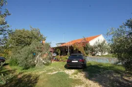 Kuća s prostranom okućnicom  (Vrana - Pakoštane), Pakoštane, بيت