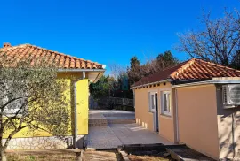 Uvala Soline, otok Krk, tri apartmana u prizemlju, okućnica, prodaja, Dobrinj, Casa