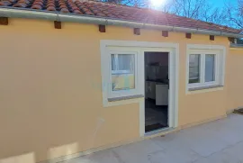 Uvala Soline, otok Krk, tri apartmana u prizemlju, okućnica, prodaja, Dobrinj, Casa