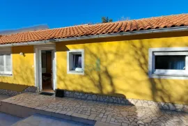 Uvala Soline, otok Krk, tri apartmana u prizemlju, okućnica, prodaja, Dobrinj, Casa