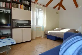 Uvala Soline, otok Krk, tri apartmana u prizemlju, okućnica, prodaja, Dobrinj, Casa