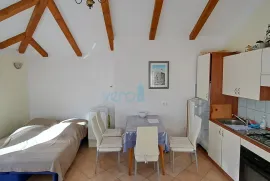 Uvala Soline, otok Krk, tri apartmana u prizemlju, okućnica, prodaja, Dobrinj, Casa