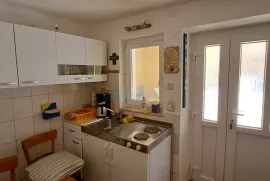 Uvala Soline, otok Krk, tri apartmana u prizemlju, okućnica, prodaja, Dobrinj, Casa