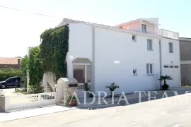 APARTMANSKA KUĆA S POGLEDOM NA MORE - VIR, Vir, بيت