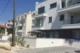 KUĆA S 10 APARTMANA, POGLED NA MORE - PETRČANE, Zadar - Okolica, Casa