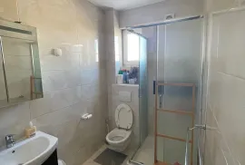 TROETAŽNI APARTMAN U STAMBENOJ ZGRADI - VRSI, Nin, Kвартира