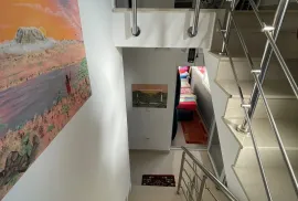 TROETAŽNI APARTMAN U STAMBENOJ ZGRADI - VRSI, Nin, Kвартира