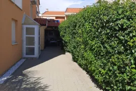 TROETAŽNI APARTMAN U STAMBENOJ ZGRADI - VRSI, Nin, Kвартира