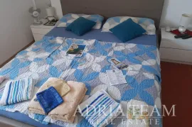 TROETAŽNI APARTMAN U STAMBENOJ ZGRADI - VRSI, Nin, Kвартира