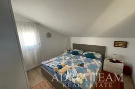 TROETAŽNI APARTMAN U STAMBENOJ ZGRADI - VRSI, Nin, Kвартира