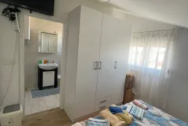 TROETAŽNI APARTMAN U STAMBENOJ ZGRADI - VRSI, Nin, Kвартира