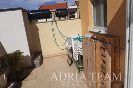 TROETAŽNI APARTMAN U STAMBENOJ ZGRADI - VRSI, Nin, Kвартира