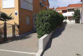 TROETAŽNI APARTMAN U STAMBENOJ ZGRADI - VRSI, Nin, Kвартира