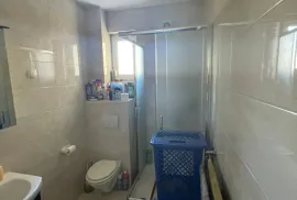 TROETAŽNI APARTMAN U STAMBENOJ ZGRADI - VRSI, Nin, Kвартира